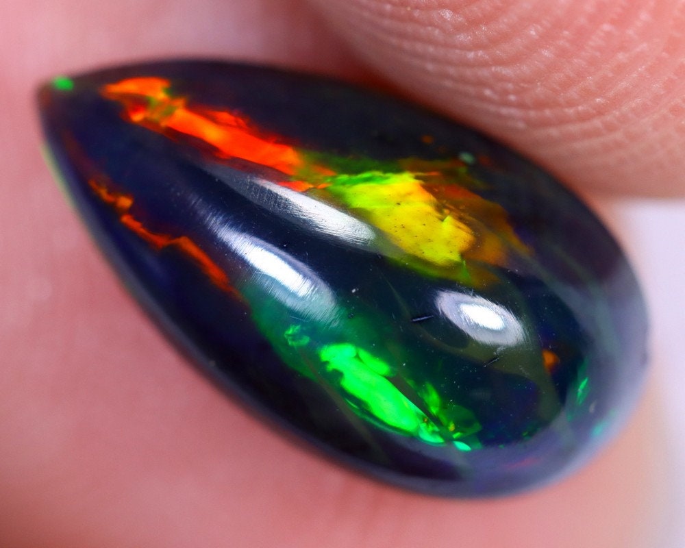 RARE !! OPALE NOIRE ET MULTICOLORE D'ETHIOPIE : 1,61 CARAT